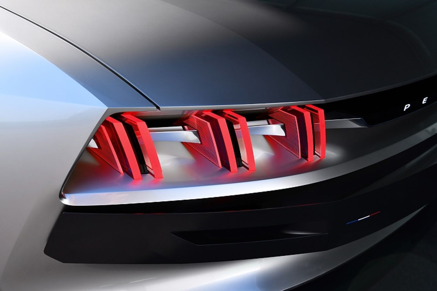 Peugeot e-Legend Concept 2018 - auch die Rückleuchten erinnern an gestern