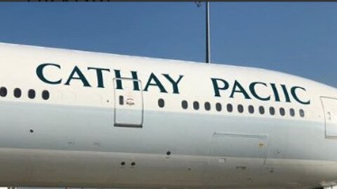 "CATHAY PACIIC": Airline schreibt eigenen Namen auf Flugzeug falsch - und macht sich selbst darüber lustig