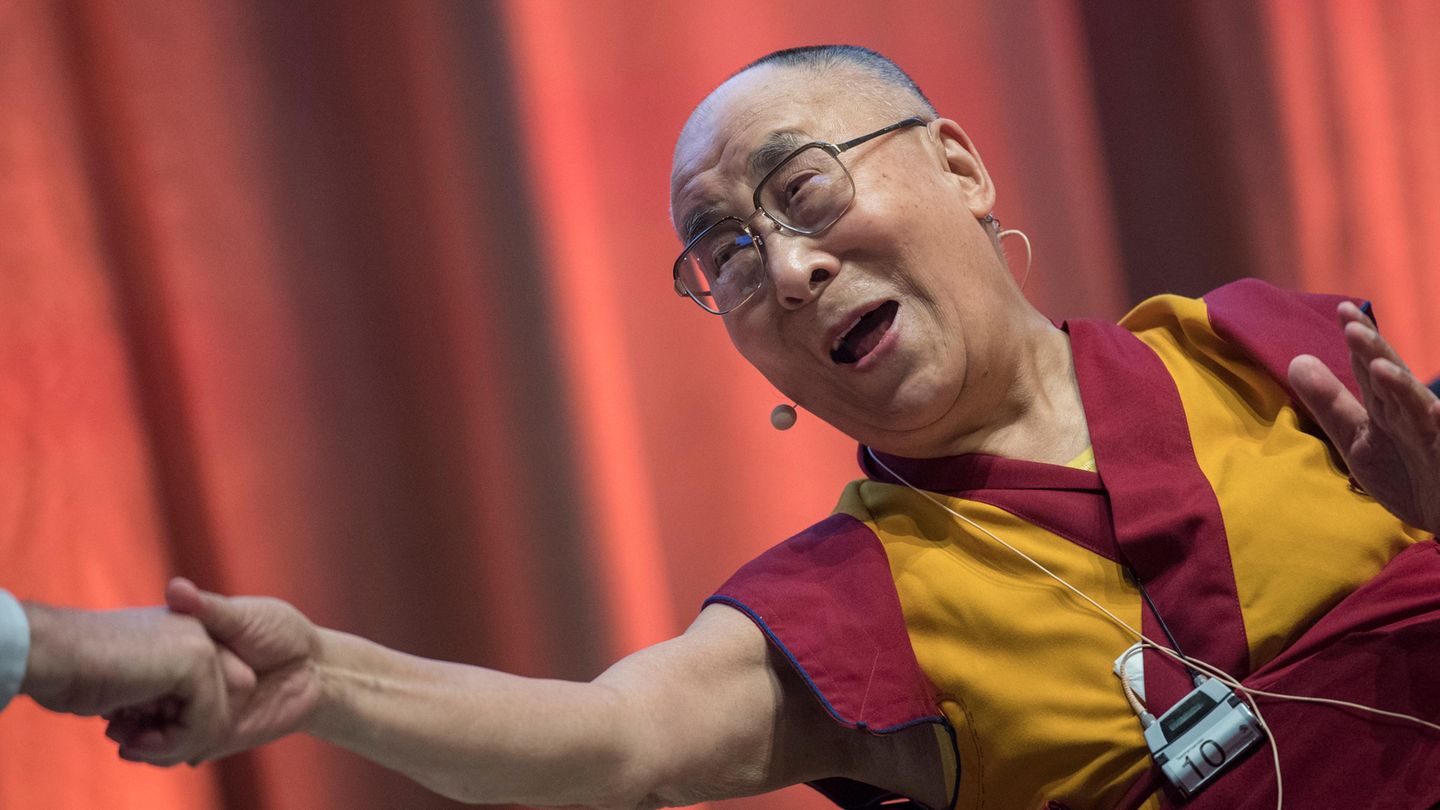 Dalai Lama bei einem Symposium in Darmstadt, Hessen