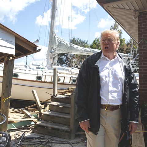 US-Präsident Donald Trump vor der angeschwemmten Jacht im Garten eines Hausbesitzers in North Carolina