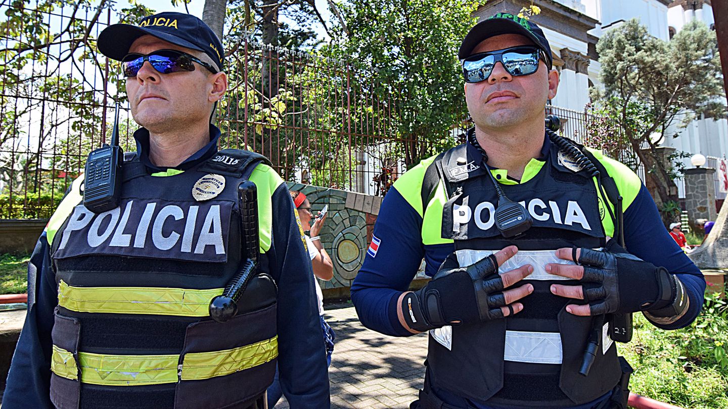 Sicherheit   Im Gegensatz zu den Nachbarländern gehört Costa Rica laut dem Global Peace Index zu den sichersten Destinationen in Lateinamerika. Dennoch sollte man seine Wertsachen nicht unbeaufsichtigt im Auto zurücklassen. Der allgemeine Notruf (auch englischsprachig) lautet 911, der Polizei 117, der Feuerwehr 118 und der Verkehrspolizei 2222-9330.