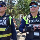 Sicherheit   Im Gegensatz zu den Nachbarländern gehört Costa Rica laut dem Global Peace Index zu den sichersten Destinationen in Lateinamerika. Dennoch sollte man seine Wertsachen nicht unbeaufsichtigt im Auto zurücklassen. Der allgemeine Notruf (auch englischsprachig) lautet 911, der Polizei 117, der Feuerwehr 118 und der Verkehrspolizei 2222-9330.