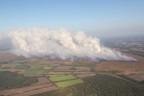 Rauchwolken steigen beim Moorbrand auf dem Gelände der Wehrtechnischen Dienststelle 91 (WTD 91) in Meppen auf. Auf einem Testgelände der Bundeswehr stehen seit etwa zwei Wochen riesige Flächen Moorland in Brand.