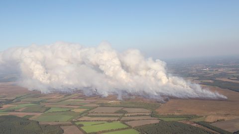 Rauchwolken steigen beim Moorbrand auf dem Gelände der Wehrtechnischen Dienststelle 91 (WTD 91) in Meppen auf. Auf einem Testgelände der Bundeswehr stehen seit etwa zwei Wochen riesige Flächen Moorland in Brand.