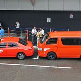 Taxis   Die roten Taxis sind unübersehbar und Fahrten relativ günstig. Stadtfahrten innerhalb von San José kosten kaum mehr als 5 US-Dollar. Unter einer Entfernung von zwölf Kilometern ist das Einschalten des Taxameters Pflicht. Der Tarif für längere Strecken ist Verhandlungssache. Für die Fahrt vom Juan Santamaría International Airport in die Innenstadt sollte man 25 bis 28 US-Dollar veranschlagen.