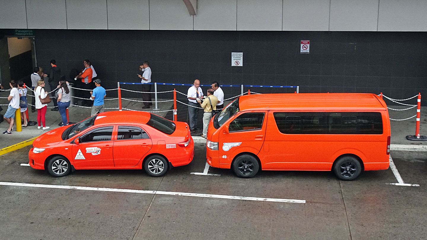 Taxis   Die roten Taxis sind unübersehbar und Fahrten relativ günstig. Stadtfahrten innerhalb von San José kosten kaum mehr als 5 US-Dollar. Unter einer Entfernung von zwölf Kilometern ist das Einschalten des Taxameters Pflicht. Der Tarif für längere Strecken ist Verhandlungssache. Für die Fahrt vom Juan Santamaría International Airport in die Innenstadt sollte man 25 bis 28 US-Dollar veranschlagen.