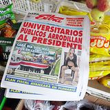 Landessprache und Medien  Wie in ganz Mittelamerika wird auch in Costa Rica Spanisch gesprochen. In den touristischen Regionen ist jedoch Englisch weit verbreitet. Dort sind die Speisekarten der Restaurants meist zweisprachig gehalten.  Die wichtigsten Tageszeitungen sind "La Nación", "La Republica" und "La Prensa Libre" oder die englischsprachige "The Tico Times". Auf der Rangliste der Pressefreiheit 2018 steht Costa Rica auf dem 10. von 180 Plätzen - noch vor Deutschland (Platz 15), Spanien (Platz 31) und den USA (Platz 45).