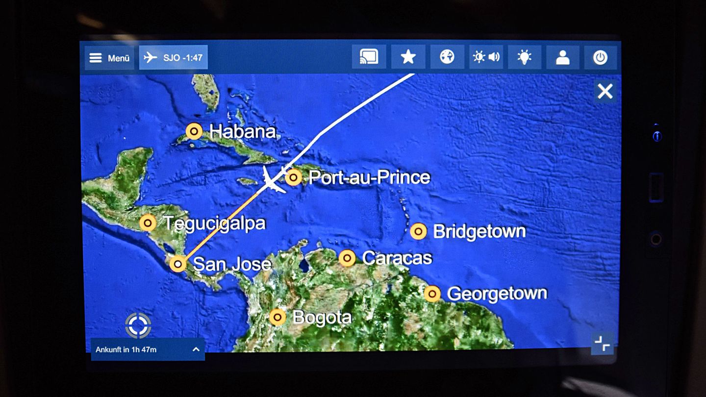 Lage   Ein Nonstopflug aus Europa nach Costa Rica dauert ungefähr so lange wie nach Los Angeles: 12 Stunden. Das mittelamerikanische Land grenzt im Norden an Nicaragua und im Süden an Panama. Die Hauptstadt San José liegt im Valle Central auf einer Höhe von 1170 Metern. Quer durch das Land zieht sich von Nord nach Süd eine Kette von Vulkanen und Gebirgen. Die höchste Erhebung ist der Cerro Chirripó mit 3820 Metern.