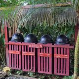 Naturschutz   Der Erhalt der unberührten Natur mit ihrer Biodiversität und das Recycling von Abfällen liegen den Bewohnern sehr am Herzen. Mehr als die Hälfte des Landes besteht inzwischen wieder aus Waldflächen. Es gibt 28 Nationalparks, hinzukommen weitere Wildschutzgebiete und private Naturreservate.  Costa Rica gilt mit seinem Ansatz als Vorreiter des nachhaltigen Tourismus. Das nationale Tourismusinstitut ICT hat vor mehr als 20 Jahren ein CST-Gütesiegel eingeführt (Certification for Sustainable Tourism), das ökologische und sozial verantwortliche Hotels und Veranstalter auszeichnet. Mehr Infos unter: www.turismo-sostenible.co.cr