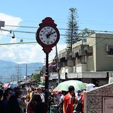 Zeit   Die Zeitverschiebung beträgt Mitteleuropäische Zeit minus 7 Stunden. Also muss man nach der Landung die Uhr um 8 Stunden zurückstellen, mit der Umstellung auf die Winterzeit bei uns sind es 7 Stunden Differenz.