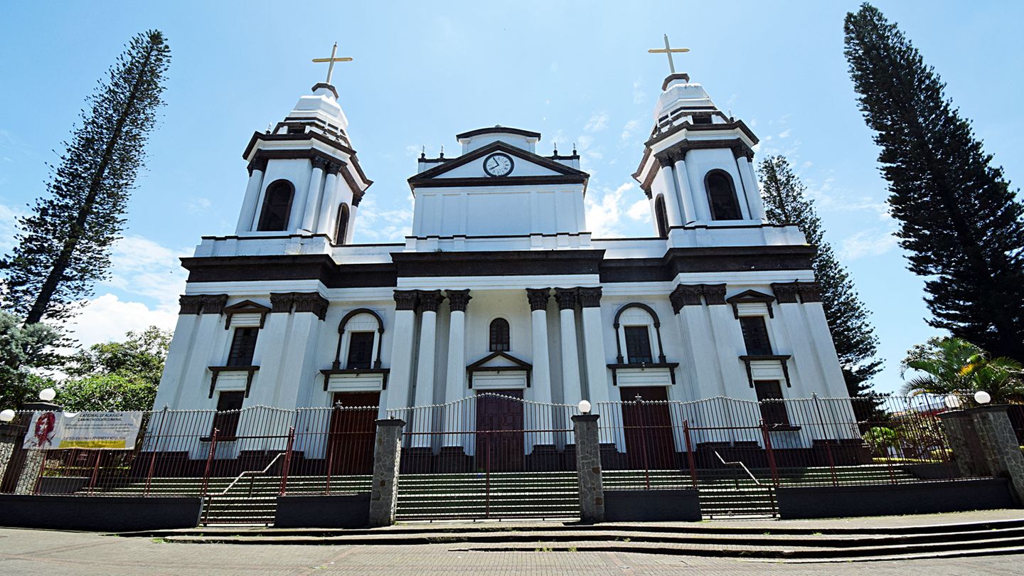 Religionen   Die Bevölkerung ist zu Dreiviertel katholischen Glaubens (76 Prozent) und 14 Prozent sind evangelisch. In allen größeren Orten gibt es Kirchen. Im Bild die Kathedrale von Alajuela.