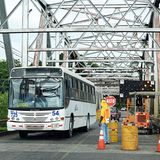 Im Lande unterwegs  Die Fernstraßen Costa Ricas sind in einem guten Zustand und lassen sich mit dem Leihwagen bereisen. Es herrscht Rechtsverkehr. Das Eisenbahnnetz fällt eher dünn aus. Wichtigstes Verkehrsmittel über Land ist daher der Bus. Die Fahrten mit den  privaten Gesellschaften sind preiswert. Mit kleinen Shuttle-Bussen auch zu den touristischen Zielen ist Interbus unterwegs.  Ein Netz mit Inlandsflügen betreibt die Fluggesellschaften Sansa Air und Charterflüge das Unternehmen Carmon Air. Bei beiden sind Propellermaschinen im Einsatz