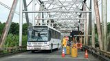 Im Lande unterwegs  Die Fernstraßen Costa Ricas sind in einem guten Zustand und lassen sich mit dem Leihwagen bereisen. Es herrscht Rechtsverkehr. Das Eisenbahnnetz fällt eher dünn aus. Wichtigstes Verkehrsmittel über Land ist daher der Bus. Die Fahrten mit den  privaten Gesellschaften sind preiswert. Mit kleinen Shuttle-Bussen auch zu den touristischen Zielen ist Interbus unterwegs.  Ein Netz mit Inlandsflügen betreibt die Fluggesellschaften Sansa Air und Charterflüge das Unternehmen Carmon Air. Bei beiden sind Propellermaschinen im Einsatz
