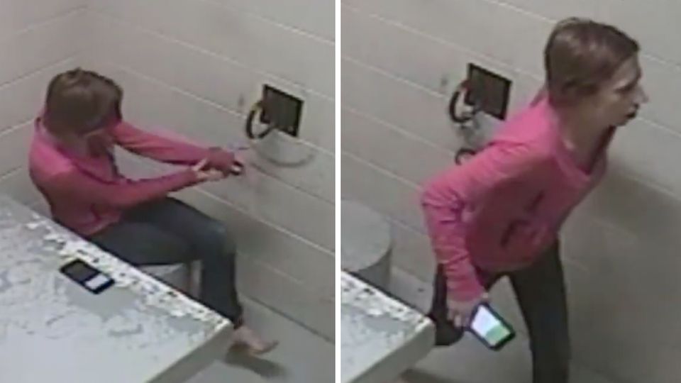 Frau entfesselt sich aus Handschellen Frau entfesselt sich aus Handschellen