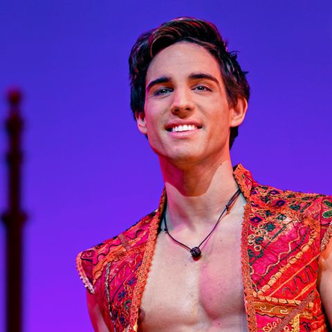 Philipp Büttner steht als Aladdin auf der Bühne des Theaters "Neue Flora" in Hamburg