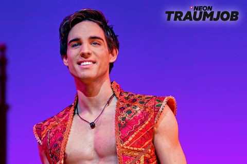 Philipp Büttner steht als Aladdin auf der Bühne des Theaters "Neue Flora" in Hamburg