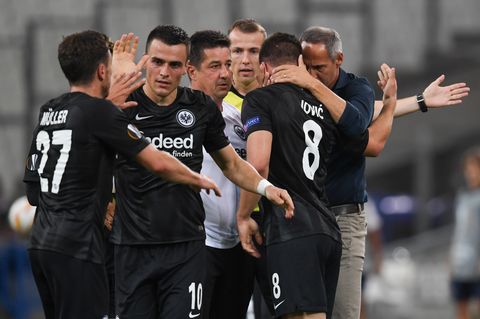 Jubel vor der Geisterkulisse: Eintracht Trainer Adi Hütter (r.) feiert mit seinen Spieler