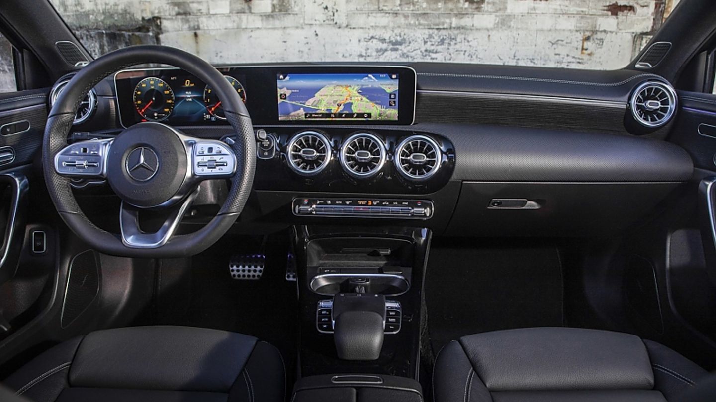 Mercedes A 220 4matic - aufgeräumtes Cockpit