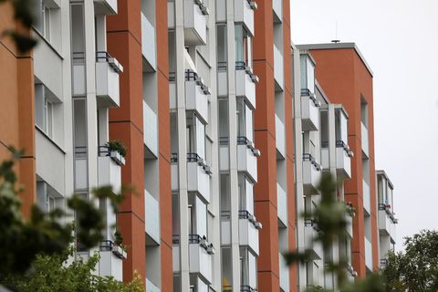 Wohnungen in einem Plattenbau in Rostock