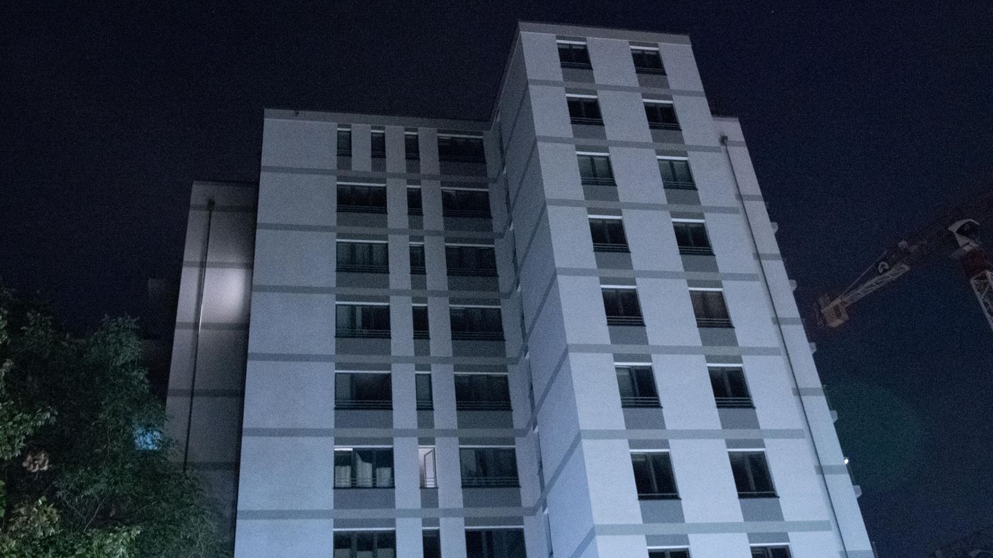 Aus diesem Wohnhaus in Berlin stürzten der Mann und das neun Monate alte Baby