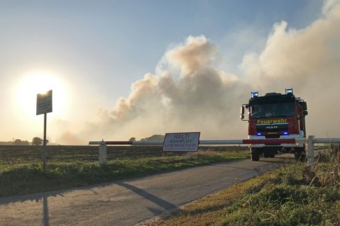 Ein Löschfahrzeug beim Moorbrand in Meppen, Niedersachsen