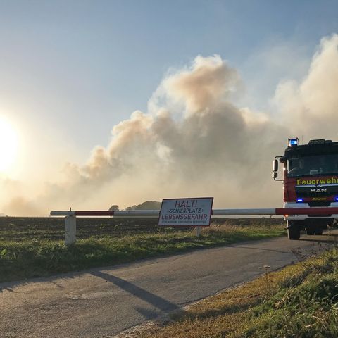 Ein Löschfahrzeug beim Moorbrand in Meppen, Niedersachsen