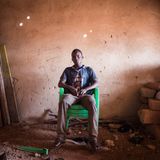 Osman Sa-eed, 18     "Ok, in Ghana herrscht Frieden, aber es gibt keine Arbeit und deshalb auch keine Zukunft. Jedenfalls für mich, weil ich keine Ausbildung habe. Wie soll ich ohne Job eine eigene Familie gründen? Ich schaffe es ja kaum meine Mutter und Geschwister zu unterstützen. Ich bin jetzt 18, da versuche ich mein Glück lieber in Europa, auch wenn der Weg gefährlich ist."