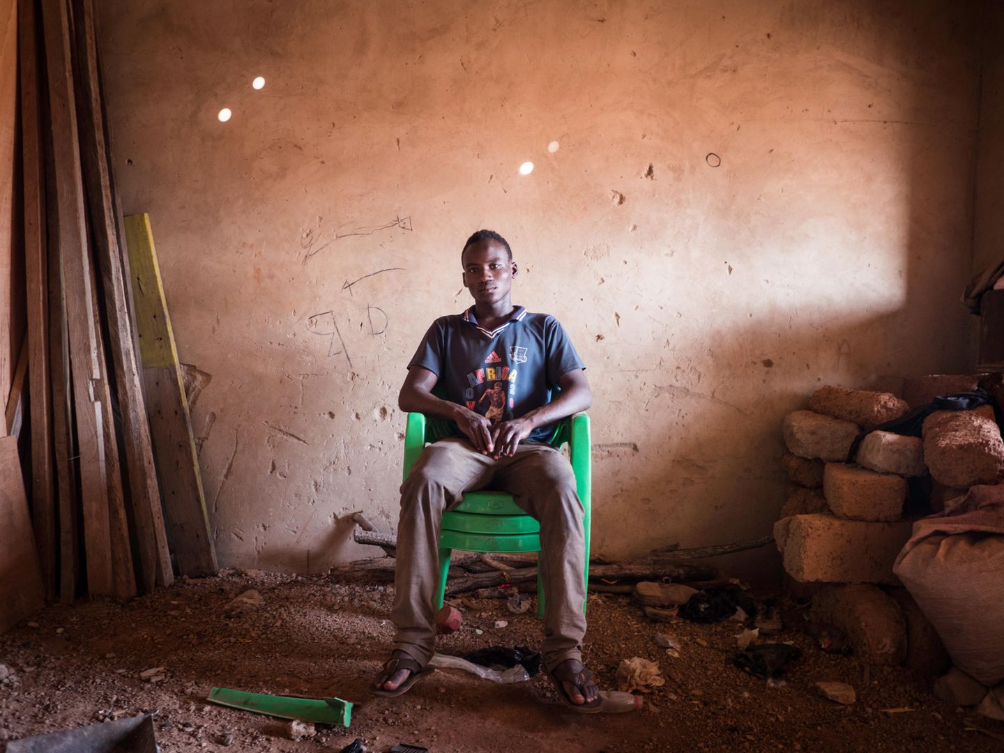 Flüchtlinge aus Afrika: Osman Sa-eed, 18 "Ok, in Ghana herrscht Frieden, aber es gibt keine Arbeit und deshalb auch keine Zukunft. Jedenfalls für mich, weil ich keine Ausbildung habe. Wie soll ich ohne Job eine eigene Familie gründen? Ich schaffe es ja kaum meine Mutter und Geschwister zu unterstützen. Ich bin jetzt 18, da versuche ich mein Glück lieber in Europa, auch wenn der Weg gefährlich ist." Osman Sa-eed, 18 "Ok, in Ghana herrscht Frieden, aber es gibt keine Arbeit und deshalb auch keine Zukunft. Jedenfalls für mich, weil ich keine Ausbildung habe. Wie soll ich ohne Job eine eigene Familie gründen? Ich schaffe es ja kaum meine Mutter und Geschwister zu unterstützen. Ich bin jetzt 18, da versuche ich mein Glück lieber in Europa, auch wenn der Weg gefährlich ist."