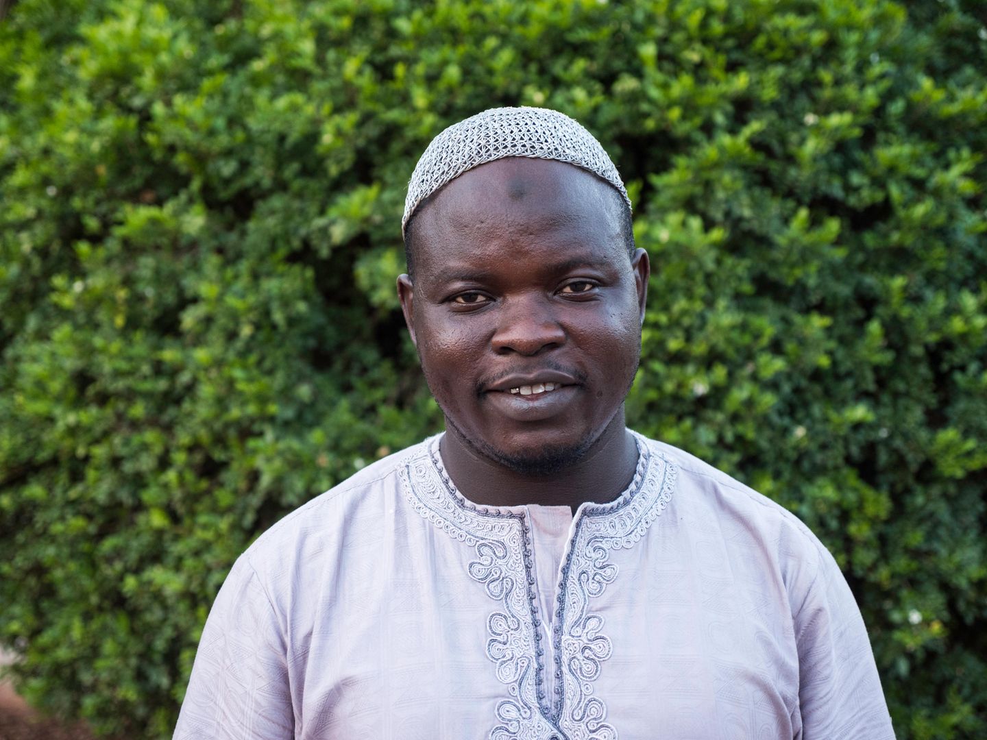 Flüchtlinge aus Afrika: Aminu Munkaila Ich weiß wovon ich rede, und das merken die Leute. Schliesslich habe ich es selbst versucht. Bei zweiten Mal wurde ich auf hoher See von der Cap Anamur aufgegriffen. Am Ende landete ich wieder in Ghana. Und da wurde mir klar: Die Leute hier wissen nicht, auf was sie sich bei einer Flucht einlassen. Mit der Hilfe von Misereor gründete ich die " African Development Organisation for Migration". AFDOM will den Leuten zuhause helfen. Und das funktioniert nur durch Ausbildung. Die Leute müssen eine Perspektive finden, die sie in ihrer Heimat hält. Eine Chance, sich hier ein Leben aufzubauen. Aminu Munkaila Ich weiß wovon ich rede, und das merken die Leute. Schliesslich habe ich es selbst versucht. Bei zweiten Mal wurde ich auf hoher See von der Cap Anamur aufgegriffen. Am Ende landete ich wieder in Ghana. Und da wurde mir klar: Die Leute hier wissen nicht, auf was sie sich bei einer Flucht einlassen. Mit der Hilfe von Misereor gründete ich die " African Development Organisation for Migration". AFDOM will den Leuten zuhause helfen. Und das funktioniert nur durch Ausbildung. Die Leute müssen eine Perspektive finden, die sie in ihrer Heimat hält. Eine Chance, sich hier ein Leben aufzubauen.