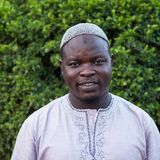 Aminu Munkaila  Ich weiß wovon ich rede, und das merken die Leute. Schliesslich habe ich es selbst versucht. Bei zweiten Mal wurde ich auf hoher See von der Cap Anamur aufgegriffen. Am Ende landete ich wieder in Ghana. Und da wurde mir klar: Die Leute hier wissen nicht, auf was sie sich bei einer Flucht einlassen. Mit der Hilfe von Misereor gründete ich die " African Development Organisation for Migration".  AFDOM will den Leuten zuhause helfen. Und das funktioniert nur durch Ausbildung. Die Leute müssen eine Perspektive finden, die sie in ihrer Heimat hält. Eine Chance, sich hier ein Leben aufzubauen.