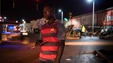 Adam Abdul-Aziz, 23     "Ein Freund von mir hat es in Spanien geschafft. Barcelona. Hier in Ghana hat er sich vom Geld aus Europa schon ein Haus gebaut. Das war 2016 und hat mich sehr beeindruckt. Ich habe gehört, dass viele Afrikaner in Spanien in der Landwirtschaft arbeiten. Ansonsten weiß ich nicht viel über Spanien. Am meisten über Fußball, mein Verein ist Barca."