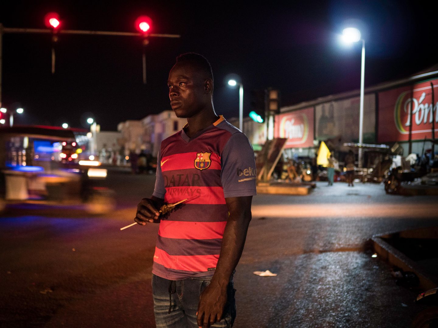 Flüchtlinge aus Afrika: Adam Abdul-Aziz, 23 "Ein Freund von mir hat es in Spanien geschafft. Barcelona. Hier in Ghana hat er sich vom Geld aus Europa schon ein Haus gebaut. Das war 2016 und hat mich sehr beeindruckt. Ich habe gehört, dass viele Afrikaner in Spanien in der Landwirtschaft arbeiten. Ansonsten weiß ich nicht viel über Spanien. Am meisten über Fußball, mein Verein ist Barca." Adam Abdul-Aziz, 23 "Ein Freund von mir hat es in Spanien geschafft. Barcelona. Hier in Ghana hat er sich vom Geld aus Europa schon ein Haus gebaut. Das war 2016 und hat mich sehr beeindruckt. Ich habe gehört, dass viele Afrikaner in Spanien in der Landwirtschaft arbeiten. Ansonsten weiß ich nicht viel über Spanien. Am meisten über Fußball, mein Verein ist Barca."