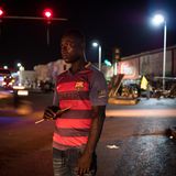 Adam Abdul-Aziz, 23     "Ein Freund von mir hat es in Spanien geschafft. Barcelona. Hier in Ghana hat er sich vom Geld aus Europa schon ein Haus gebaut. Das war 2016 und hat mich sehr beeindruckt. Ich habe gehört, dass viele Afrikaner in Spanien in der Landwirtschaft arbeiten. Ansonsten weiß ich nicht viel über Spanien. Am meisten über Fußball, mein Verein ist Barca."