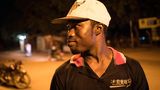 Alhassan Malafuz, 21     "Der erste Schritt führt vom Land in die Stadt. Da kommt das Wasser aus der Leitung und gibt es Elektrizität. Für uns Bauerjungen sind das echte Verlockungen. Aber dann hockst du in einem billigen Mietzimmer, hast einen alten Röhrenfernseher und hangelst dich von Job zu Job: Schutt abtragen, Steine schleppen. Tageweise. Nie genug Geld, schon gar nicht, um etwas nach Hause zu schicken. Da will man sich dann natürlich auch nicht mehr blicken lassen. Also richtet sich die ganze Hoffnung auf Übersee."