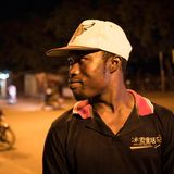 Alhassan Malafuz, 21     "Der erste Schritt führt vom Land in die Stadt. Da kommt das Wasser aus der Leitung und gibt es Elektrizität. Für uns Bauerjungen sind das echte Verlockungen. Aber dann hockst du in einem billigen Mietzimmer, hast einen alten Röhrenfernseher und hangelst dich von Job zu Job: Schutt abtragen, Steine schleppen. Tageweise. Nie genug Geld, schon gar nicht, um etwas nach Hause zu schicken. Da will man sich dann natürlich auch nicht mehr blicken lassen. Also richtet sich die ganze Hoffnung auf Übersee."