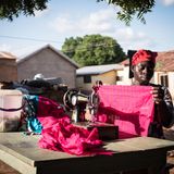 Humu Mohamad, 23      "Ich hatte schon Geld gespart, war fest entschlossen zum Trip nach Europa. Von den Gefahren wusste ich: Als Frau hätte ich unterwegs vergewaltigt werden können. Aber hier in Tamale hatte ich einfach keine Hoffnung mehr. Aminu Munkaila hat mich überzeugt zu bleiben. Seine Organisation AFDOM finanzierte mir eine zweijährige Ausbildung zur Schneiderin und dann eine eigene Nähmaschine. Nur mit Handantrieb, aber egal. Ich arbeite im Freien, im Schatten eines Baums, da gibt es eh keinen Strom. Für eine Werkstatt fehlt mir noch das Geld. Aber ich habe genug Kundschaft. 