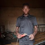 Awal Sulemana, 21     "Ich habe es zuerst in Accra versucht, Ghanas größter Stadt. Da schlug ich mich mit Müllsammeln durch. Es war schlimmer als zu Hause auf dem Land, denn dort gab es wenigstens genug zu Essen. In Accra traf ich aber auch Aminu.  Er hat mir diese Ausbildungsstelle zum Schweißer verschafft. In Ghana muss man für eine Lehrstelle bezahlen. Das hätte ich mir nie leisten können. Dank der Unterstützung hier habe ich jetzt genug zum Essen und ein kleines Zimmer, vor allem aber: eine Zukunftsperspektive. Wenn ich erst meine eigene Werkstatt habe, werde ich andere ausbilden - ohne dafür Geld zu nehmen."