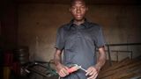 Awal Sulemana, 21     "Ich habe es zuerst in Accra versucht, Ghanas größter Stadt. Da schlug ich mich mit Müllsammeln durch. Es war schlimmer als zu Hause auf dem Land, denn dort gab es wenigstens genug zu Essen. In Accra traf ich aber auch Aminu.  Er hat mir diese Ausbildungsstelle zum Schweißer verschafft. In Ghana muss man für eine Lehrstelle bezahlen. Das hätte ich mir nie leisten können. Dank der Unterstützung hier habe ich jetzt genug zum Essen und ein kleines Zimmer, vor allem aber: eine Zukunftsperspektive. Wenn ich erst meine eigene Werkstatt habe, werde ich andere ausbilden - ohne dafür Geld zu nehmen."
