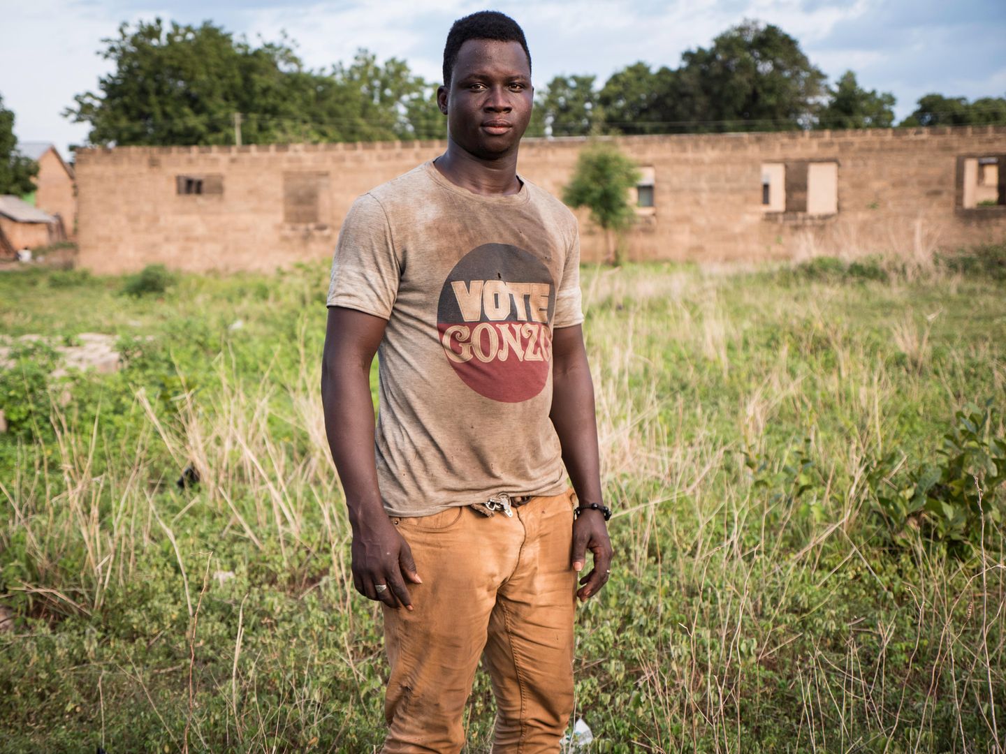 Flüchtlinge aus Afrika: Lukman Sulemana, 26 "Vor drei Jahren habe ich mich entschlossen. In zwei Monaten werde ich aufbrechen. Ich kann es kaum noch abwarten. Endlich passiert etwas. Die Tour führt über Niger nach Libyen und von dort übers Meer nach Italien. Ich will nach Deutschland. Ich habe schon gehört, die Deutschen mögen die Migranten nicht, vor allem Leute aus Afrika. Aber das ist mir egal. Es gibt ja andere Afrikaner, die dort leben. In Deutschland kann man einen Beruf lernen und viel Geld verdienen." Lukman Sulemana, 26 "Vor drei Jahren habe ich mich entschlossen. In zwei Monaten werde ich aufbrechen. Ich kann es kaum noch abwarten. Endlich passiert etwas. Die Tour führt über Niger nach Libyen und von dort übers Meer nach Italien. Ich will nach Deutschland. Ich habe schon gehört, die Deutschen mögen die Migranten nicht, vor allem Leute aus Afrika. Aber das ist mir egal. Es gibt ja andere Afrikaner, die dort leben. In Deutschland kann man einen Beruf lernen und viel Geld verdienen."