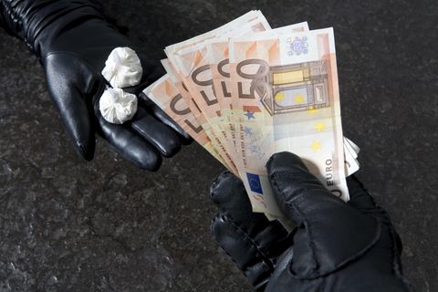 Eine Drogenübergabe. In Hamburg wird teilweise ganz offen mit Drogen gedealt.