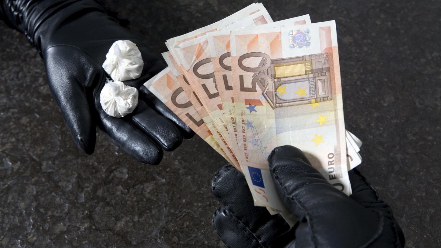 Eine Drogenübergabe. In Hamburg wird teilweise ganz offen mit Drogen gedealt.