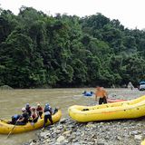 Die Boote werden prall aufgeblasen und ins Wasser gelassen