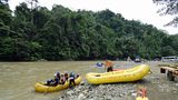 Die Boote werden prall aufgeblasen und ins Wasser gelassen