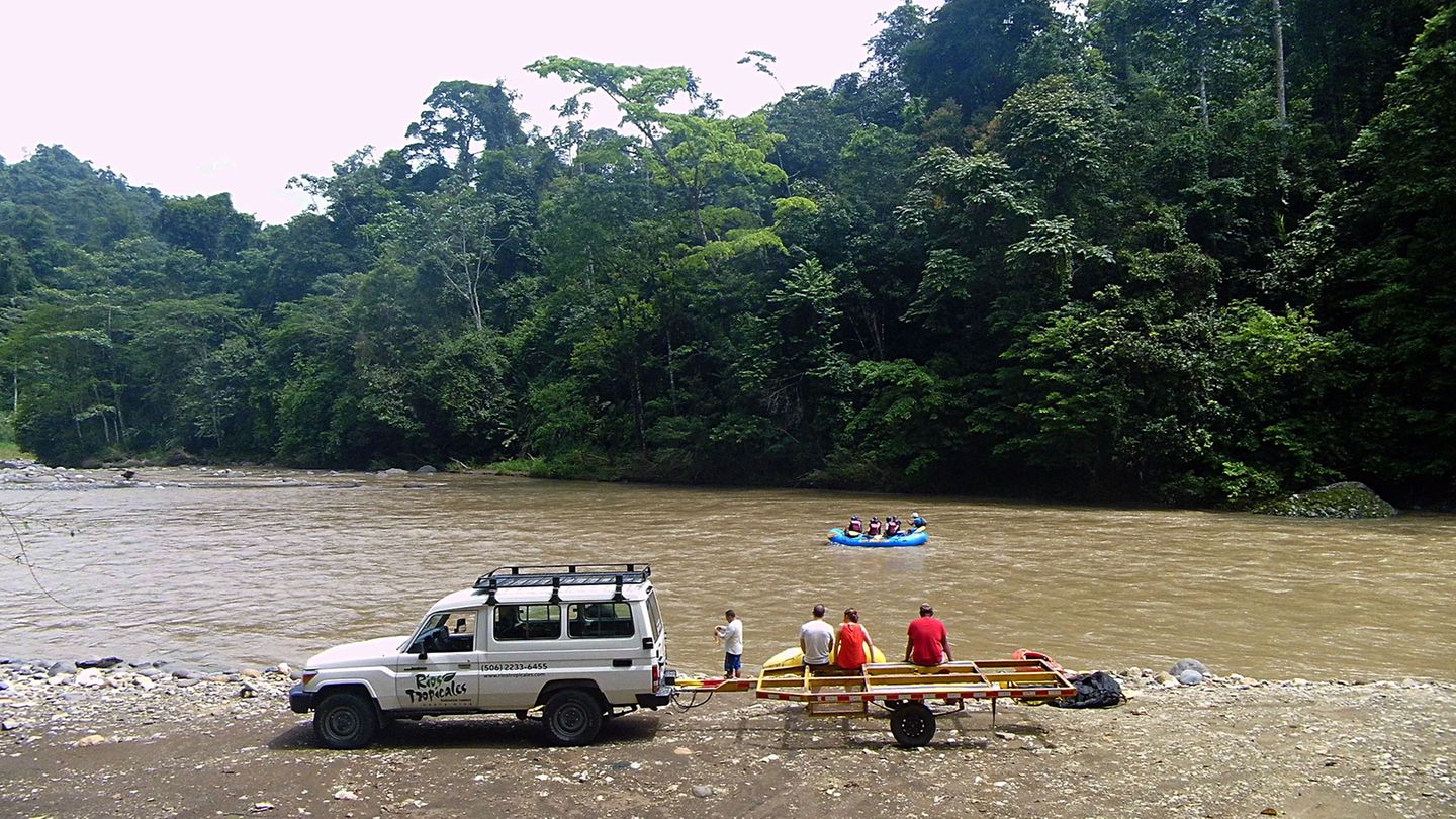 Bild 1 von 9 der Fotostrecke zum Klicken:  Fluss in der Provinz Limón von Costa Rica: Noch sieht alles harmlos aus und der Pacuare River fließt ruhig dahin 