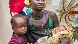 ... die ihr wichtigstes Hab und Gut auf der Flucht aus dem Südsudan nach Uganda gerettet haben, wurde auch ausgezeichnet