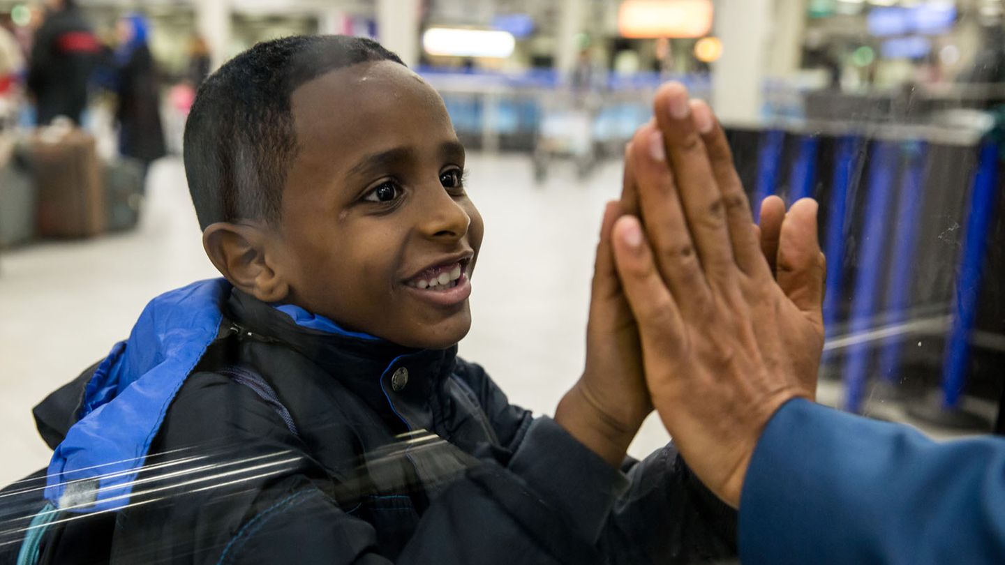... vom überschäumenden Glück wiedervereinter Flüchtlingsfamilien