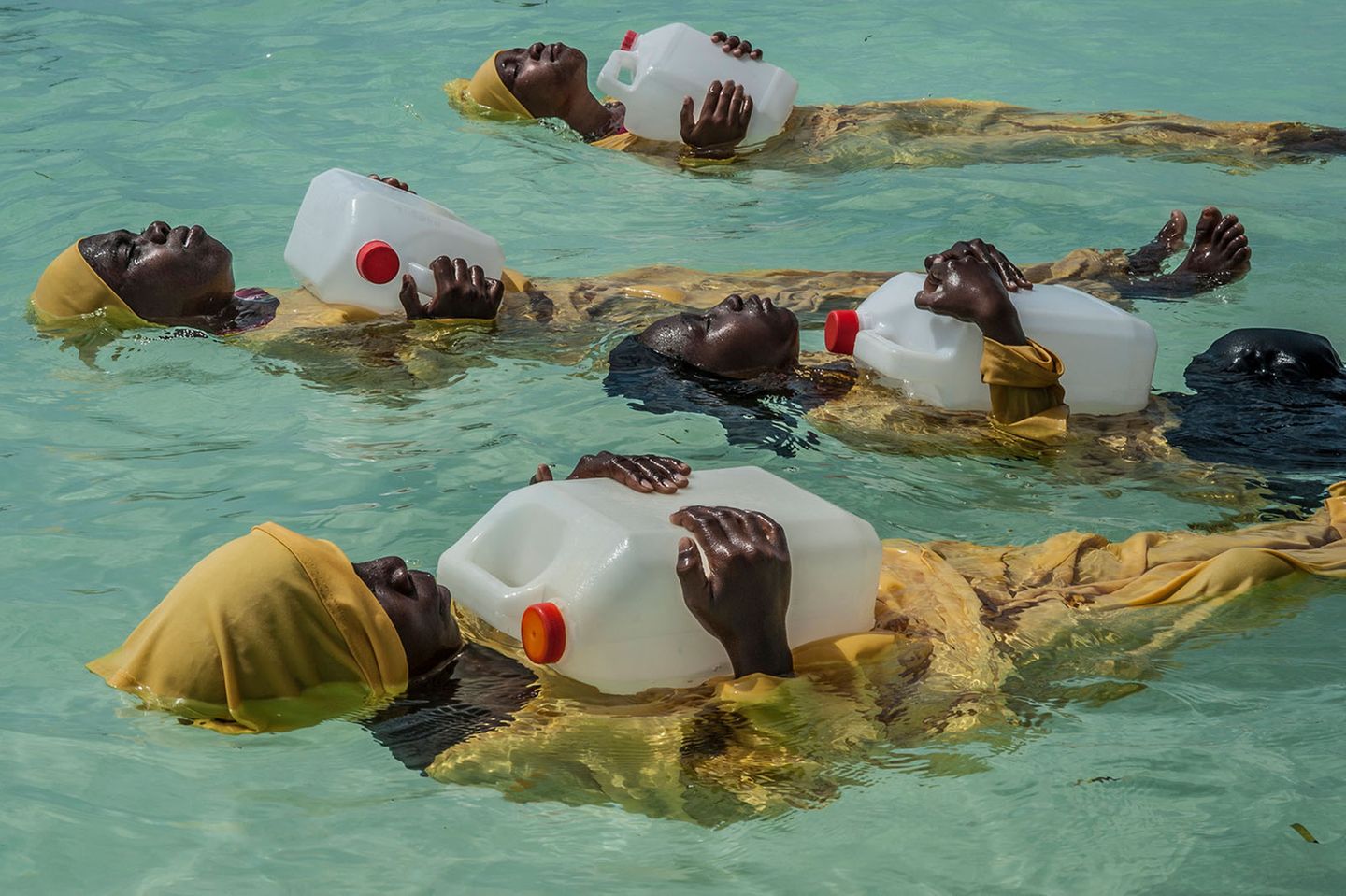 Der Hauptpreis: Die Mädchen auf der islamisch geprägten Insel Sansibar nehmen sich das Recht heraus, sich über das für Frauen geltende Schwimmverbot hinwegzusetzen.