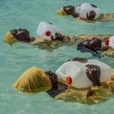 Der Hauptpreis: Die Mädchen auf der islamisch geprägten Insel Sansibar nehmen sich das Recht heraus, sich über das für Frauen geltende Schwimmverbot hinwegzusetzen.