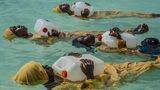 Der Hauptpreis: Die Mädchen auf der islamisch geprägten Insel Sansibar nehmen sich das Recht heraus, sich über das für Frauen geltende Schwimmverbot hinwegzusetzen.