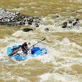 Nur für Könner: Allein im Boot mit langen Ruderblättern in den Fluten des Pacuare River